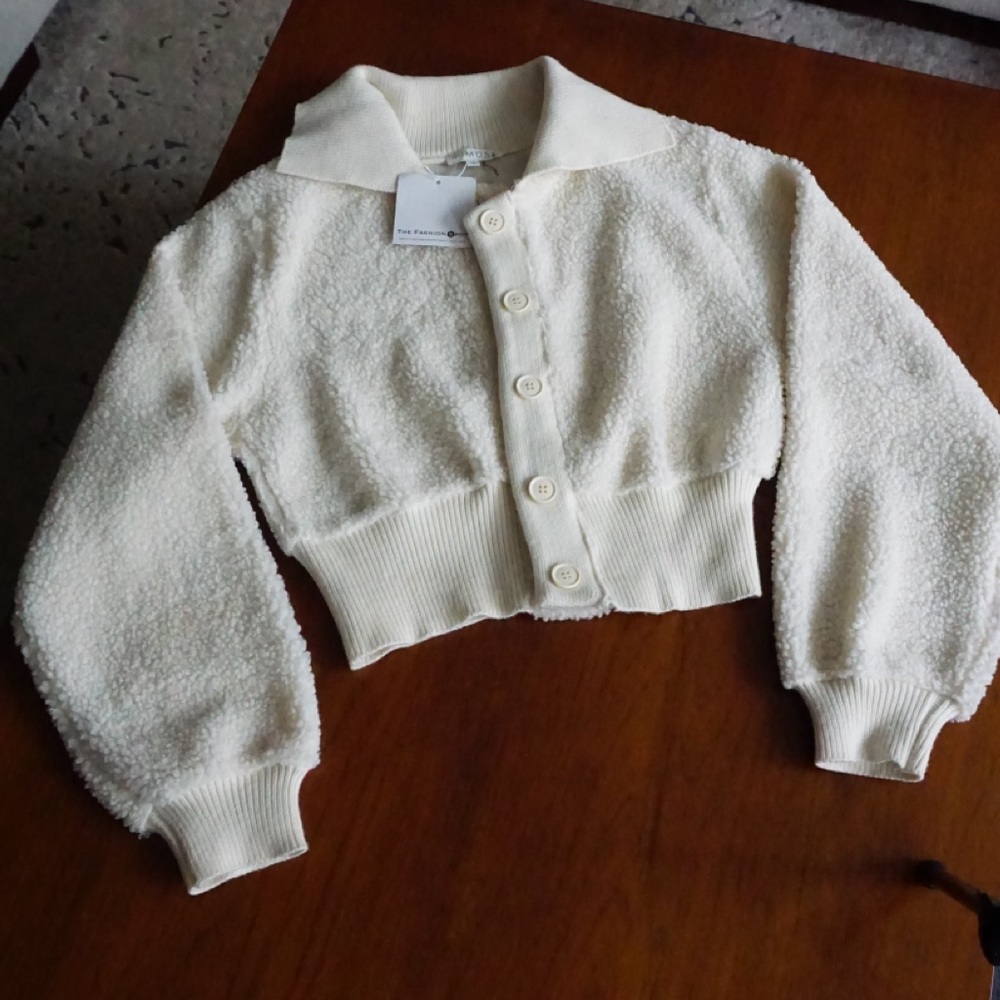 NWT SOLID FUZZY BUTTON UP CROP JACKET SIZE SMALL